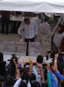 Gabino Cue, gobernador de Oaxaca, votando.