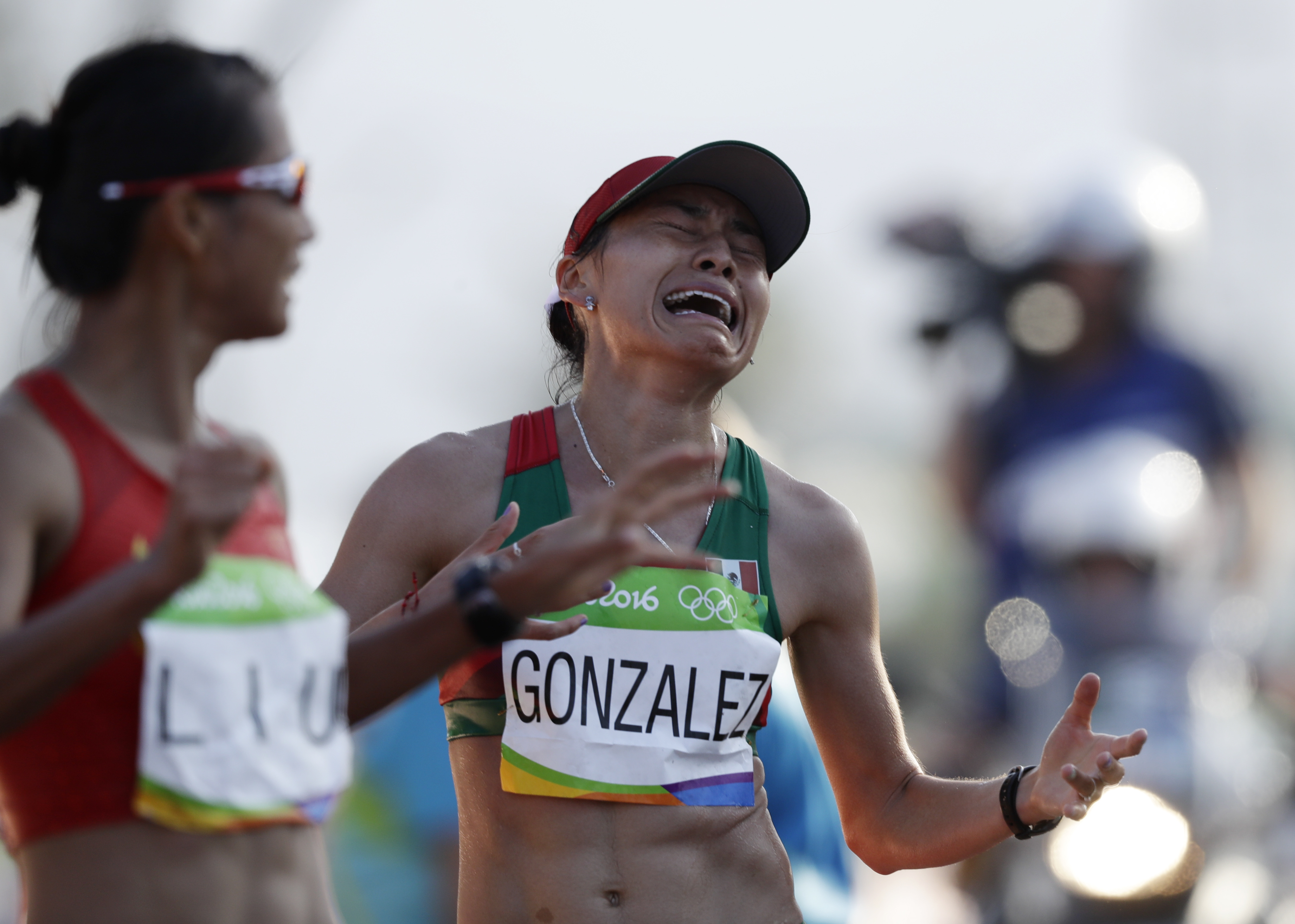 La mexicana Guadalupe González reacciona luego de conseguir la medalla de plata en la marcha de 20 kilómetros en los Juegos Olímpicos de Río de Janeiro, el viernes 19 de agosto de 2016 (AP Foto/Robert F. Bukaty)